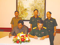 Bộ CHQS Bình Thuận hỗ trợ Tiểu khu Quân sự tỉnh Kampong Chhnang