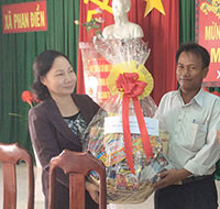 Đoàn ĐBQH tỉnh thăm và chúc “Tết đầu lúa” đồng bào dân tộc xã Phan Điền