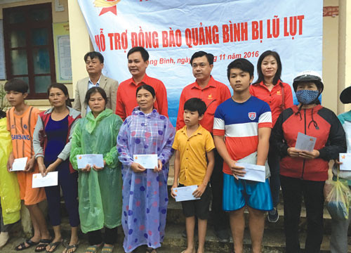 Hội Doanh nhân trẻ Bình Thuận thăm, tặng quà bà con tỉnh Quảng Bình: Ấm áp nghĩa tình nơi “rốn lũ”