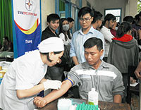Công ty Nhiệt điện Vĩnh Tân:Tổ chức hiến máu tình nguyện – Tặng quà cho người nghèo
