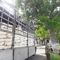 Bắt giữ 17 tấn đường cát nhập lậu từ Thái Lan