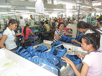 Doanh nghiệp trong các khu công nghiệp: Chăm lo lao động nữ