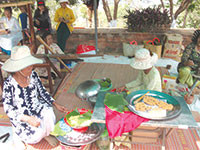 Làm bánh Nongya trên tháp Po Sha Inư