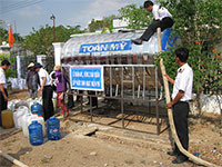 Lữ đoàn 681 vùng 2 Hải quân: Vận chuyển nước sinh hoạt phục vụ nhân dân xã Tân Phúc