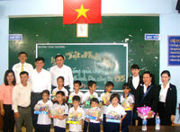Bảo việt Nhân thọ Bình Thuận: Tặng 77 phần quà cho học sinh nghèo, mồ côi