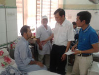 Lãnh đạo tỉnh Quảng Ngãi thăm các nạn nhân tại Bệnh viện đa khoa Bình