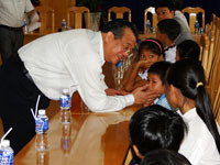Thứ trưởng Bộ Lao động, TB&XH tặng quà cho học sinh nghèo vượt khó học giỏi