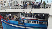 Đang giải cứu tàu thu mua mắc kẹt vào thành cầu Lê Hồng Phong