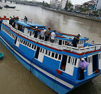 Đã giải cứuthành công tàu thu mua ra khỏi cầu Lê Hồng Phong