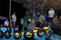 Phú Quý: Tiếp nhận 22 thuyền viên tàu cá Quảng Ngãi bị hỏng máy