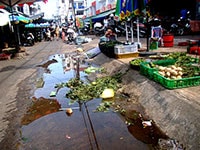 Chợ Phan Thiết: Hệ thống xử lý nước thải bị sự cố, nước thải tràn ra đường gây ô nhiễm môi trường