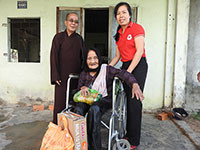 Hội Chữ thập đỏ tỉnh: Trao xe lăn cho người khuyết tật