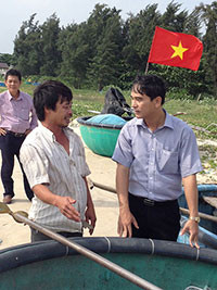 Hàm Thuận Nam hướng dẫn ngư dân đưa thuyền thúng vào sâu bên trong