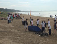 Tổ chức thu gom rác tại biển Tuy Phong