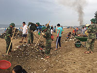 Ra quân làm sạch bãi biển Phan Rí Cửa
