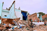 Sóng biển đánh sập 11 căn nhà tại thôn Tiến Đức