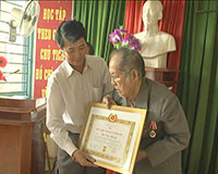 Tuy Phong: Trao tặng huy hiệu 70 năm tuổi Đảng