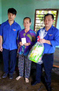 Tặng quà cho gia đình chính sách tại xã Hồng Sơn
