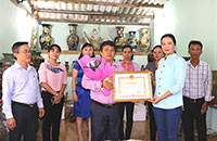 Trao tặng bằng khen của UBND tỉnh cho ông Nguyễn Ngọc Ẩn
