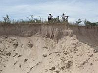 Kiểm tra thực tế bài báo “Nhức nhối nạn khai thác cát ở xã Hòa Minh”   