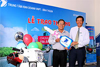 Trung tâm kinh doanh VNPT – Bình Thuận: Trao giải thưởng xe máy Piaggio liberty cho khách hàng