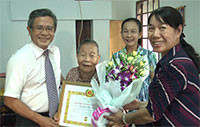 Thành ủy Phan Thiết trao huy hiệu cho đảng viên 70 tuổi Đảng