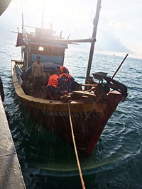 Tàu hải quân cứu ngư dân Bình Thuận bị tai biến trên biển