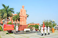 500 diễn viên quần chúng CAND dâng hoa, dâng hương tưởng niệm Chủ tịch Hồ Chí Minh