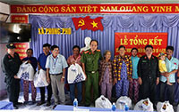 Cảnh sát cơ động trao 40 phần quà tại xã Phong Phú