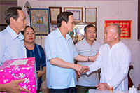 Bộ trưởng Đào Ngọc Dung thăm các gia đình có công
