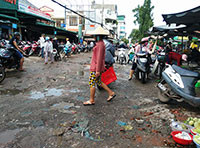 Sình lầy, nước ứ đọng thường xuyên trước chợ Phú Thủy