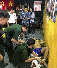 Điều trực thăng ra cấp cứu hai ngư dân Bình Thuận gặp nạn ở Trường Sa