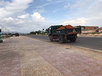 Xã Hòa Phú: Đội xe chở cát không che chắn, đi ngược chiều