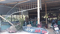 Dùng xe ben “phá hủy” nhà hàng xóm