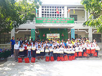 80 em học sinh nghèo xã Phong Phú được nhận học bổng