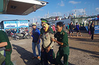 Đồn Biên phòng Cửa khẩu Cảng Phú Quý: Tiếp nhận tàu cá, ngư dân bị nạn trên biển