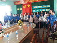 Chi đoàn Khách sạn Bình Minh tặng quà đối tượng chính sách xã Hàm Thắng