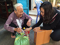 Tòa án nhân dân tỉnh Bình Thuận tặng quà Tết cho người nghèo
