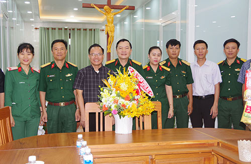 Bộ Chỉ huy Quân sự tỉnh: Thăm và tặng quà Trung tâm Thánh mẫu Tà Pao