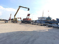 Cần cẩu gãy rơi vào tàu cao tốc tại cảng Phan Thiết
