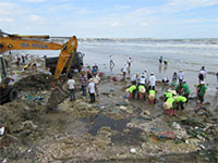 Phân bổ kinh phí thu gom rác trôi dạt vào bờ biển