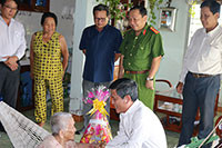 Ông Nguyễn Thanh Nam thăm và tặng quà Mẹ VNAH