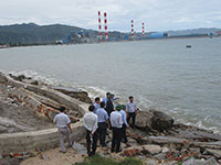 Thứ trưởng Bộ KH - ĐT thị sát khu vực sạt lở ở vùng biển Bình Thuận