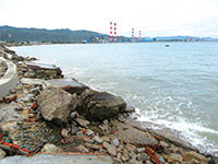 Tan hoang khu vực sạt lở ven biển Tuy Phong
