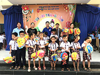 Hơn 300 phần quà cho trẻ em xã Hàm Thạnh