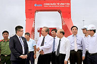 Phó Thủ tướng Thường trực Trương Hòa Bình thăm gia đình chính sách và Cảng Quốc tế Vĩnh Tân