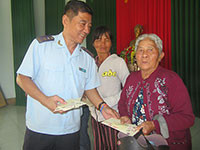 Cục Hải quan Đồng Nai tặng quà tết cho 100 hộ nghèo xã Tân Xuân