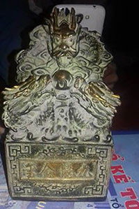 Trong lúc làm đồng, một nông dân Nghệ An đào được hiện vật kim loại có khắc chữ Hán và hình 9 đầu rồng. 
