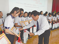 Trao học bổng tổng trị giá 200 triệu đồng cho học sinh Bình Thuận