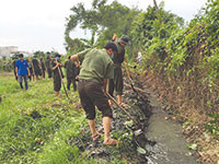 Chi đoàn Trung tâm Huấn luyện và Bồi dưỡng nghiệp vụ Công an tỉnh: Làm sạch mương dẫn nước ở Phong Nẫm